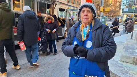 Por 20 años la dominicana Zoila Estrella ha trabajado voluntariamente en jornadas de distribución de alimentos para los más pobres.