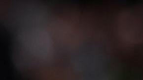 Harvey Elliott conversa con Bukayo Saka luego del partido entre el Liverpool y el Arsenal