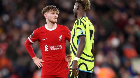 Harvey Elliott conversa con Bukayo Saka luego del partido entre el Liverpool y el Arsenal