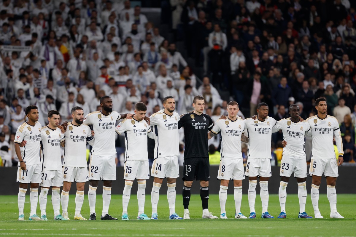 Imagen del Real Madrid durante el minuto de silencio en honor a Conchita Velasco, previo a su encuentro contra el Granada. / Foto Cortesía de EFE