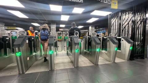 Este modelo de puertas instaladas en dos estaciones se expanderán en los próximos años