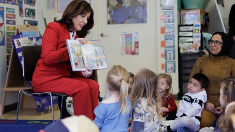La gobernadora Kathy Hochul durante su visita a un centro de cuidado infantil en Albany. /NY Governor Office