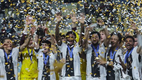 Los jugadores alemanes celebran tras ganarle la final a Francia en Surakarta, Indonesia.