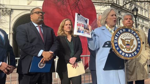 La senadora federal por Nueva York Kirsten Gillibrand, presentó un reporte sobre el impacto de la ley federal contra tráfico de armas.