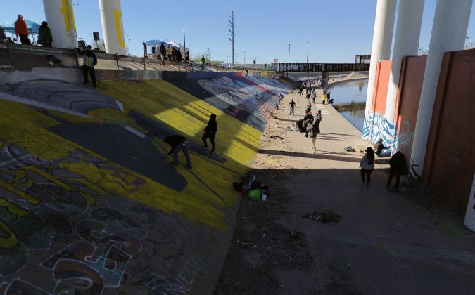 Con 70 murales plasmados a lo largo de 500 metros en el canal del río Bravo (río Grande en EE.UU.), frontera natural entre México y Estados Unidos, activistas y artistas se manifestaron este domingo contra los feminicidios, la violencia, el maltrato y otras problemáticas que sufren los migrantes en la región. EFE/Luis Torres