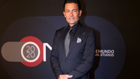 Fernando Colunga posando en una alfombra roja.