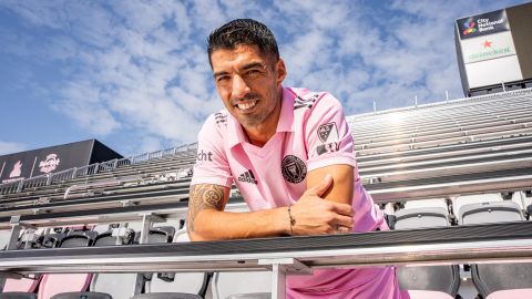 El atacante uruguayo Luis Suárez sonríe vistiendo su camiseta número 9 del Inter Miami en al estadio DRV PNK en Fort Lauderdale, Florida.