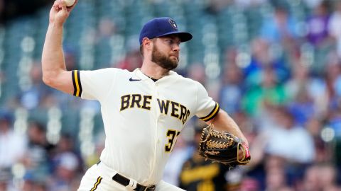 New York Mets realizan cambio con los Milwaukee Brewers para reforzar su rotación y los jardines