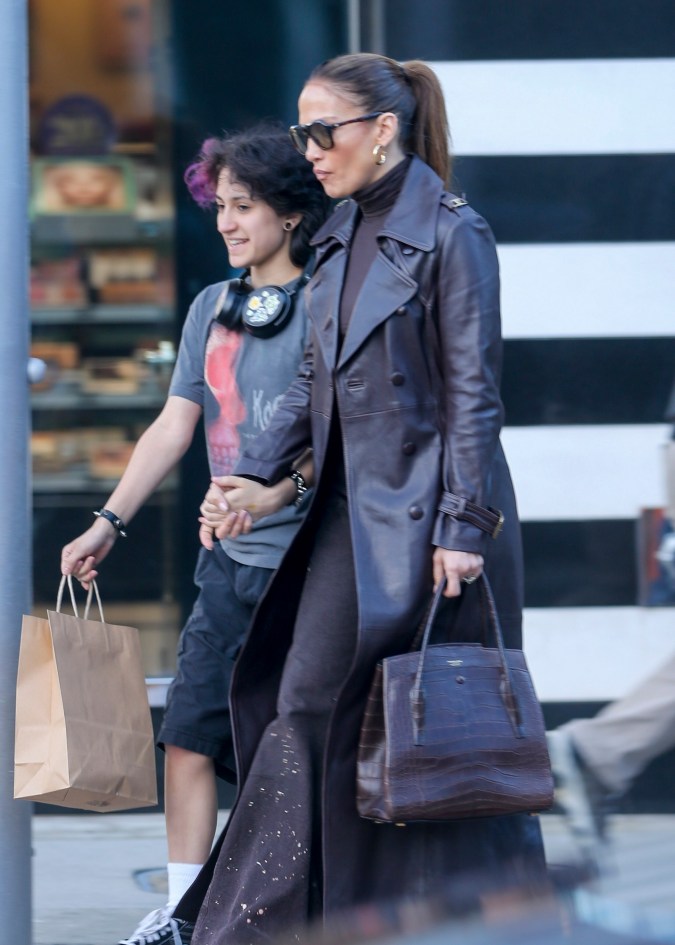 El look de Emme sigue siendo diferente al de algunos años atrás, pero los paparazzi han vuelto a captar sonrisas en el rostro de esta bella jovencita. / Foto de Grosby Group.