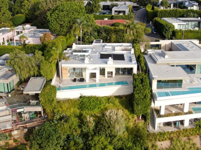 Se dice que los ladrones entraron a la propiedad rompiendo una de las ventanas.