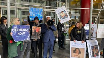 Este lunes decenas de familiares y activistas exigieron en Manhattan que el proceso de clemencia para prisioneros sea continuo en todo el año
