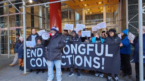 Defensores aseguran que si no se firma este viernes la legislación no entrará en vigencia este año.