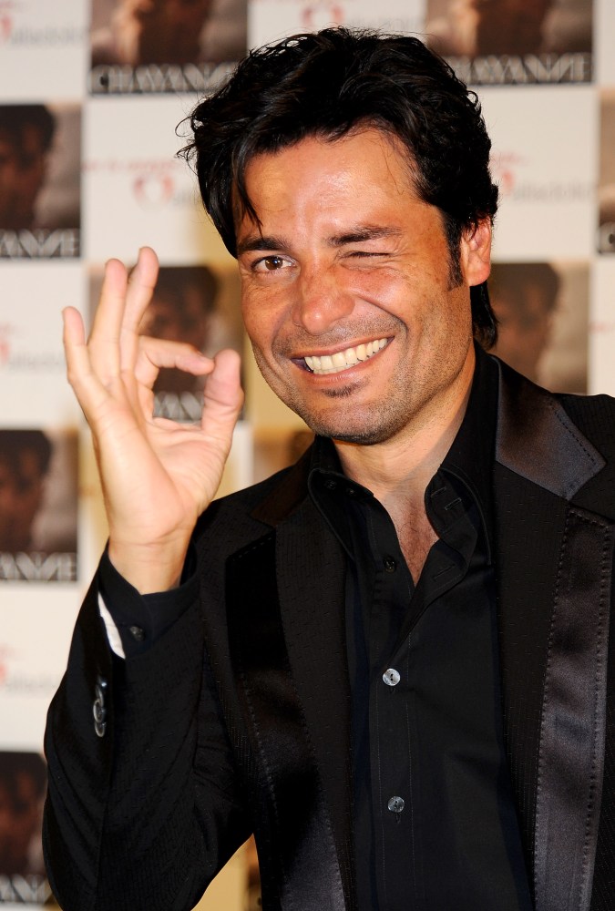 Chayanne posando en una alfombra roja.