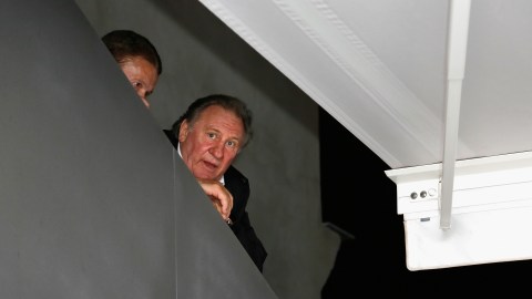 Gerard Depardieu participando en un evento.