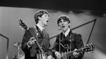 The Beatles durante un concierto en 1963.