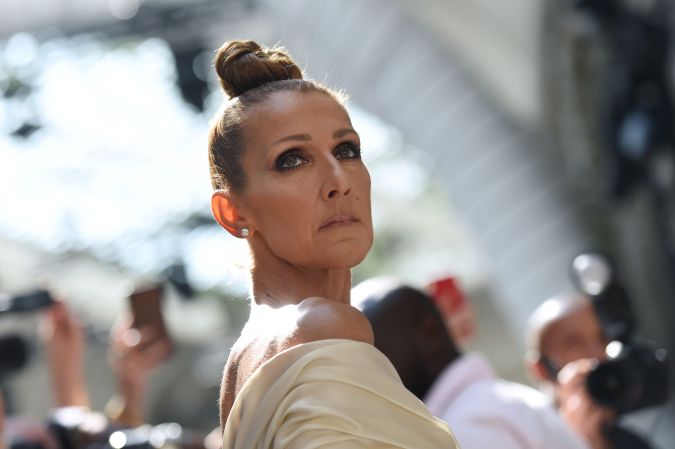 Céline Dion posando en un evento.