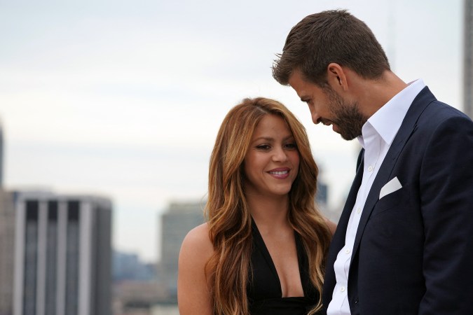 Shakira y Gerard Piqué posando juntos en un evento.