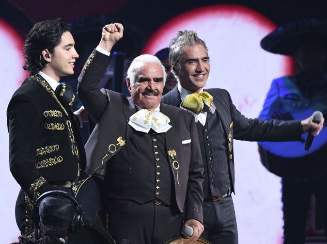 Vicente Fernández y Alejandro Fernández actuando juntos.