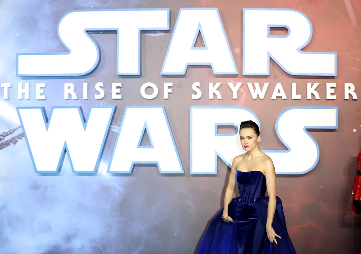 Daisy Ridley posando en el estreno de Rise of Skywalker en Europa.