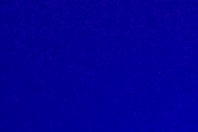 Ariana Grande actuando en un show en vivo.