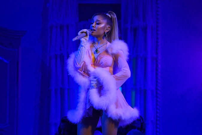 Ariana Grande actuando en un show en vivo.