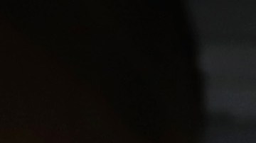 Ariana Grande posando en una alfombra roja.