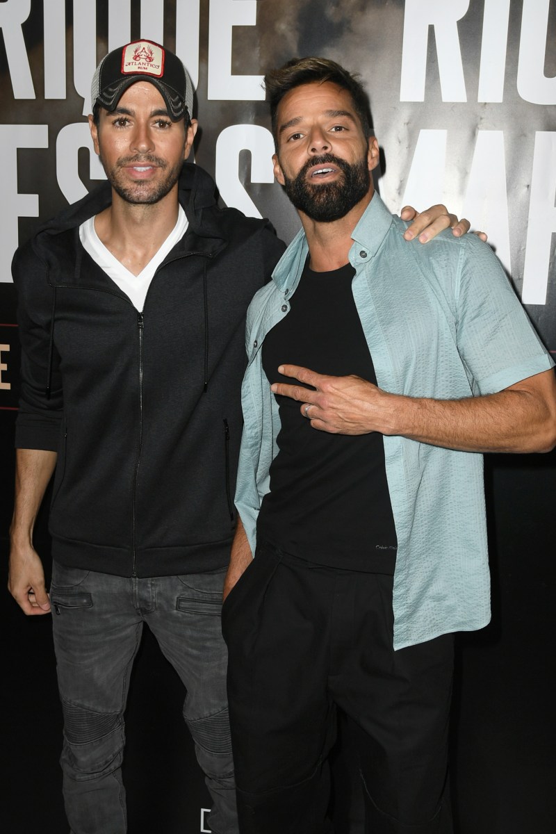Enrique Iglesias and Ricky Martin pose on the red carpet.