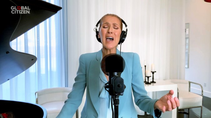 Céline Dion actuando en una trasmisión en vivo.