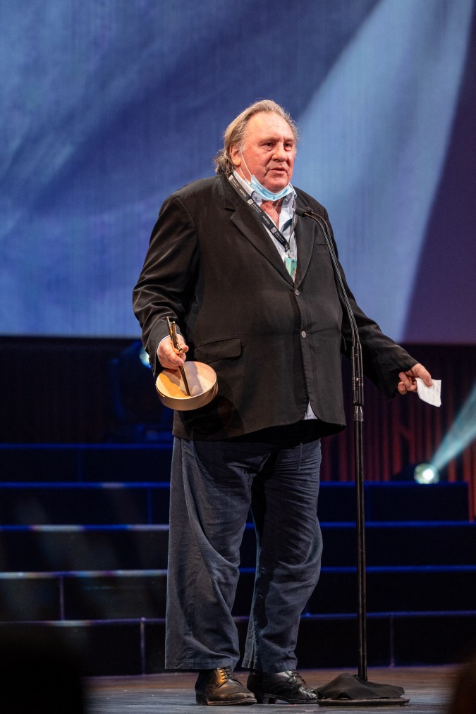 Gerard Depardieu siendo premiado en un evento.