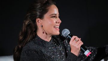 Ana Claudia Talancón participando en la presentación de una película.