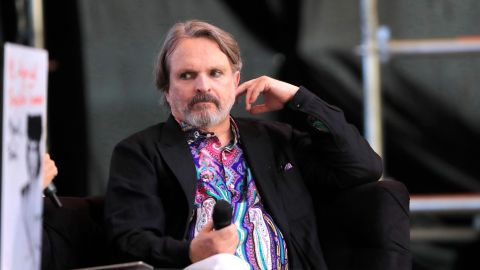 Miguel Bosé participando en un evento.