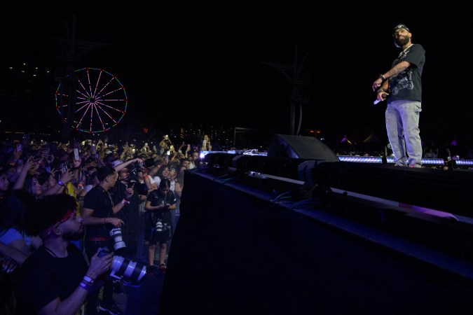 Arcángel actuando en un show en vivo.