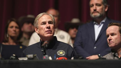 El gobernador Greg Abbott continúa con sus política contra indocumentados.