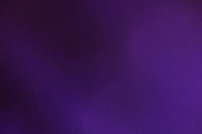 Taylor Swift cantando en un concierto.