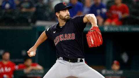 Cody Morris lanza durante un encuentro ante Texas Rangers en 2023.