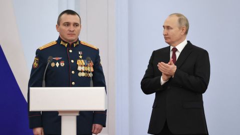 El presidente ruso, Vladimir Putin, aplaude junto al teniente coronel Alexander Zavadsky, quien murió en batalla.