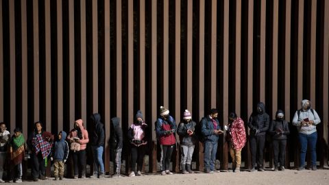 Los traficantes de personas han elegido un lugar remoto de Lukeville para dejar a los inmigrantes que buscan entregarse a la Patrulla Fronteriza y pedir asilo.