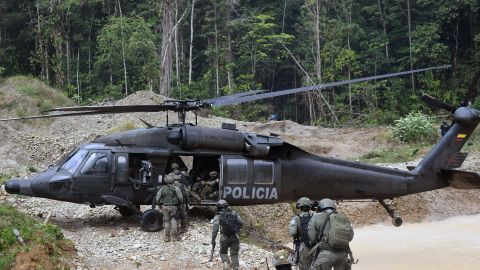Durante la acción, los comandos enfrentaron desafíos en terrenos difíciles, incluyendo la superación de peligrosos pantanos en la oscuridad.