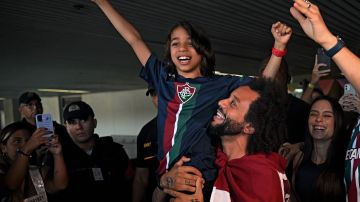 Liam Alves celebra con Marcelo la Copa Libertadores que conquistó Fluminense en 2023.