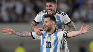 Lionel Messi y Rodrigo De Paul, jugadores de la selección argentina.