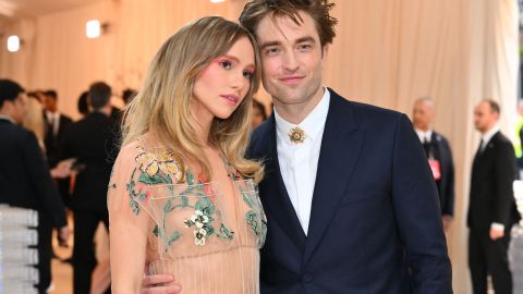 Suki Waterhouse y Robert Pattinson