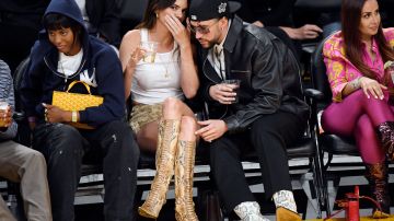 Bad Bunny y Kendall Jenner disfrutando de un evento deportivo.