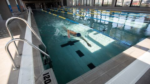 El estudiante murió días después de una práctica de natación.