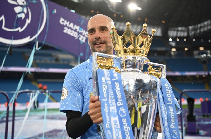 Pep Guardiola posa con la última Premier League que ganó en 2023.