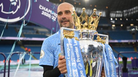 Pep Guardiola posa con la última Premier League que ganó en 2023.