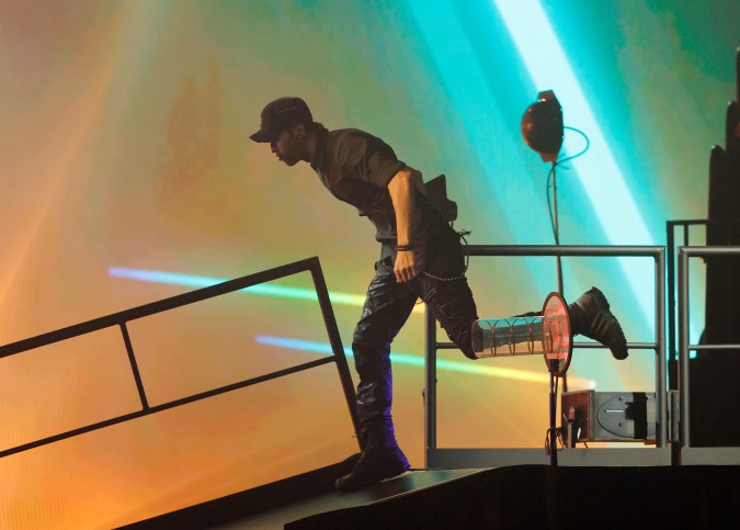 Enrique Iglesias actuando en un show.