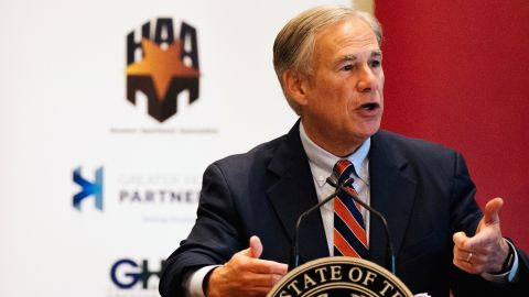 El republicano Greg Abbott avanza con su dura politica contra inmigrantes en Texas.