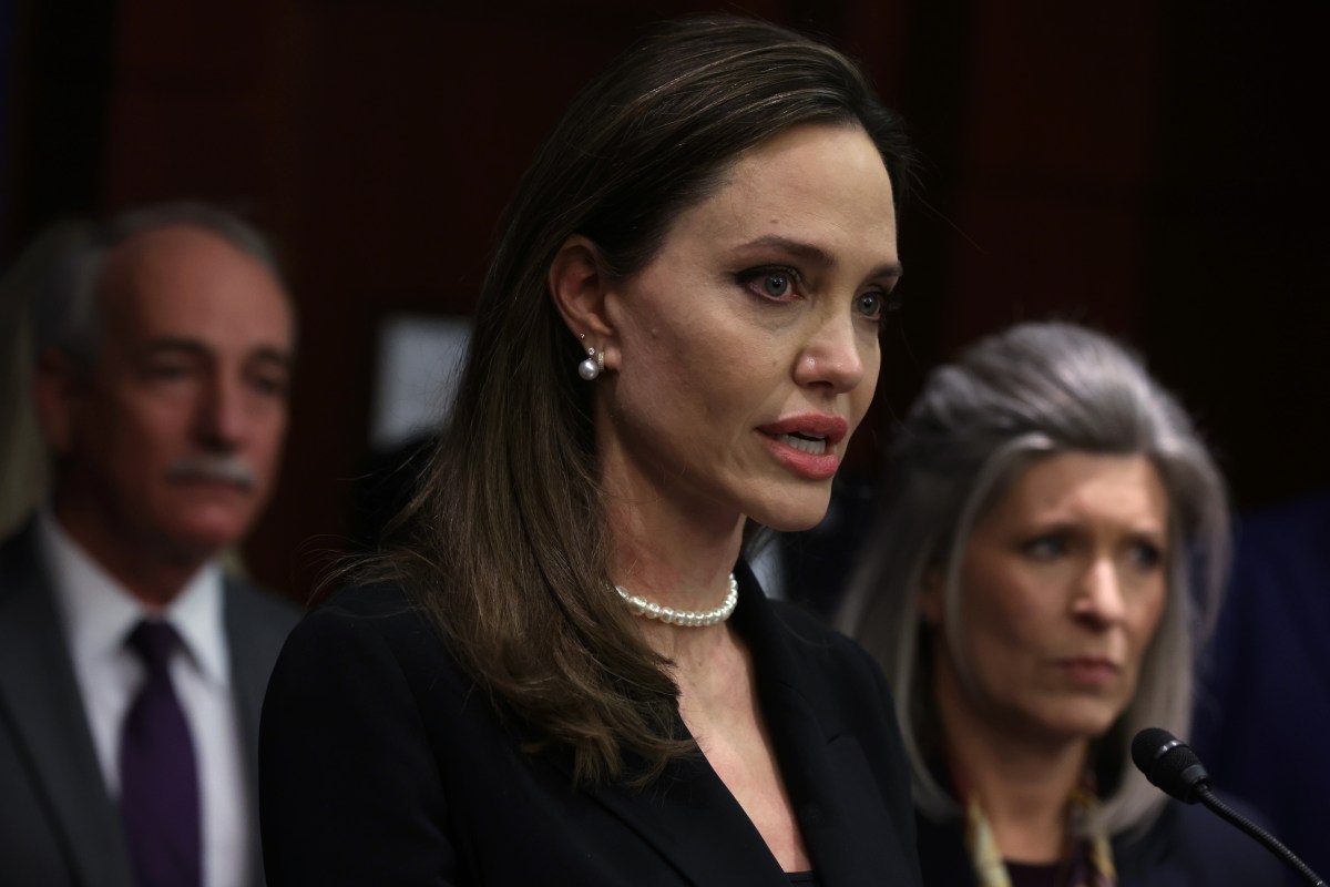 Angelina Jolie participando en un evento público. 