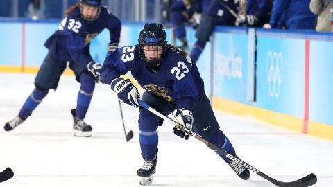 Sanni Hakala en un partido entre Finlandia y Japón durante los Juegos Olímpicos de Invierno de 2022.