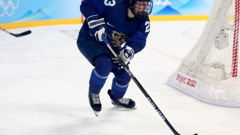 Estrella del hockey finlandés Sanni Hakala quedó con medio cuerpo paralizado tras brutal lesión